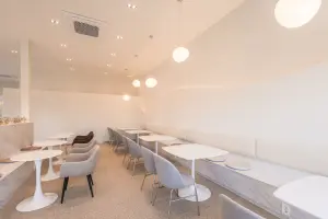 화이트톤 미니멀 카페의 세련된 좌석 공간